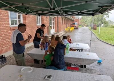 Familiengrill 2022 - Die Esstische sind bereit